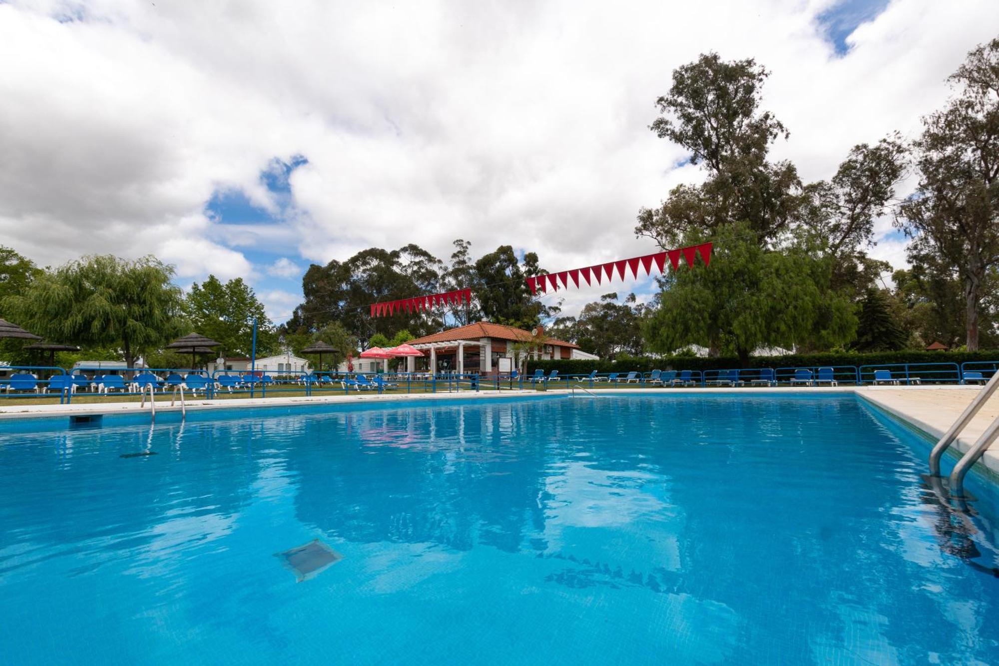 ホテル Parque De Campismo Orbitur エヴォラ エクステリア 写真